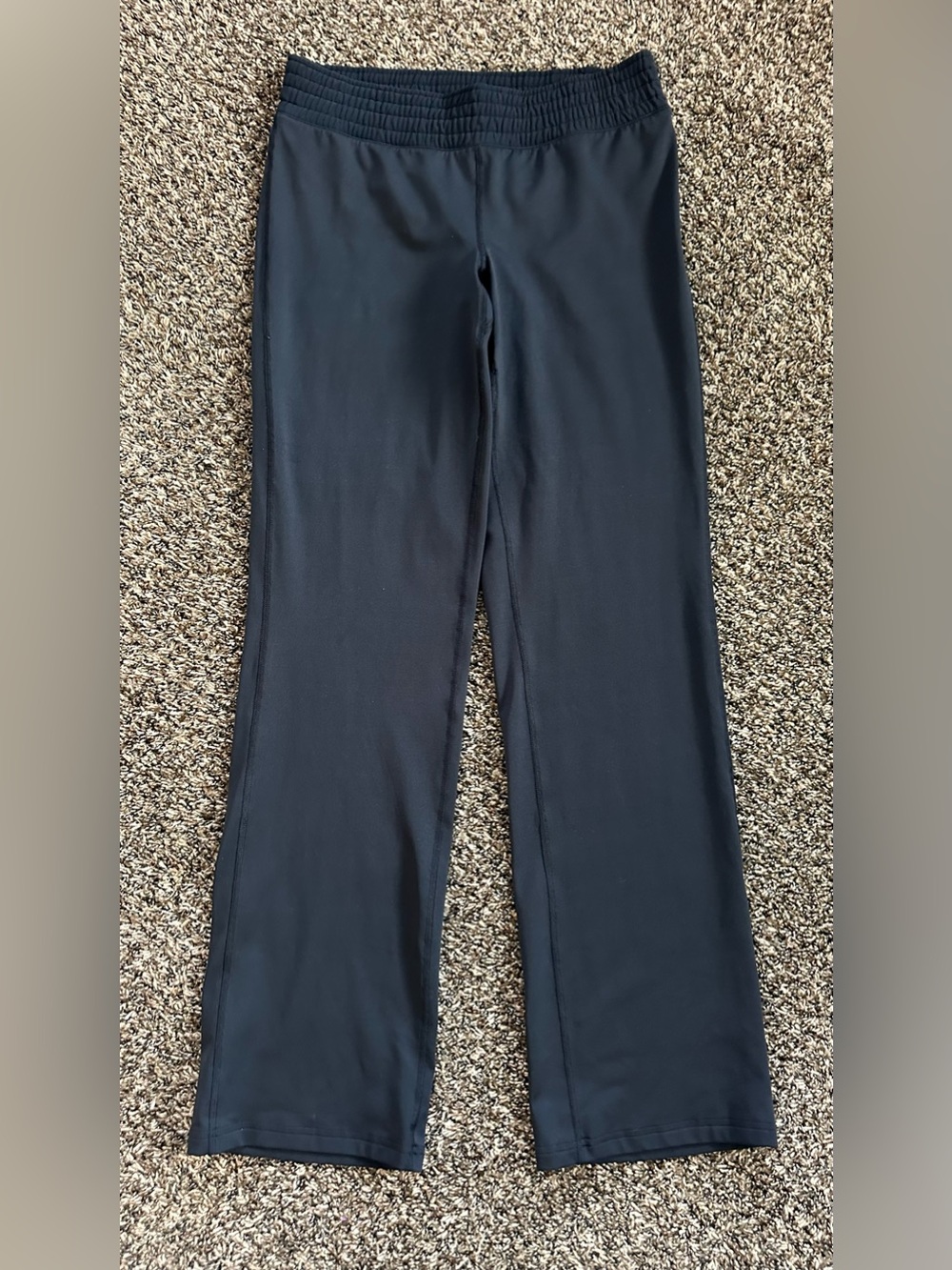 Under Armour Women’s straight-leg athletic pants size medium (fitted)